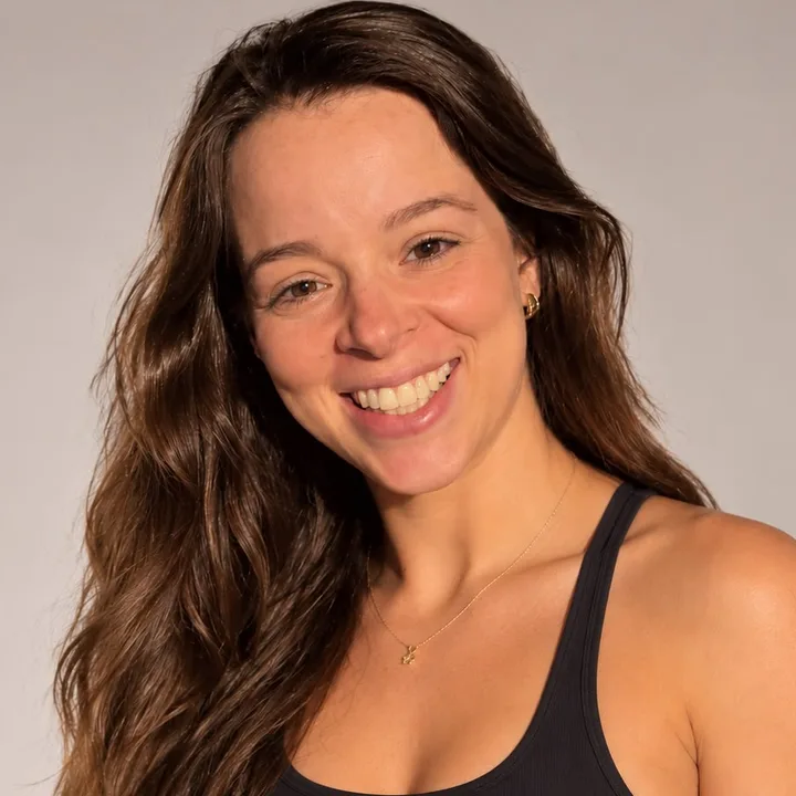 Larissa, founder of LARIS, smiling in workout clothes