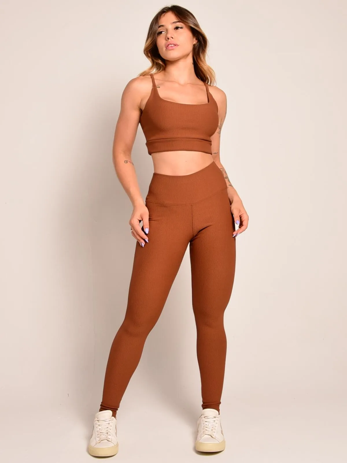 Essence Paris na cor Cobre — foto 1