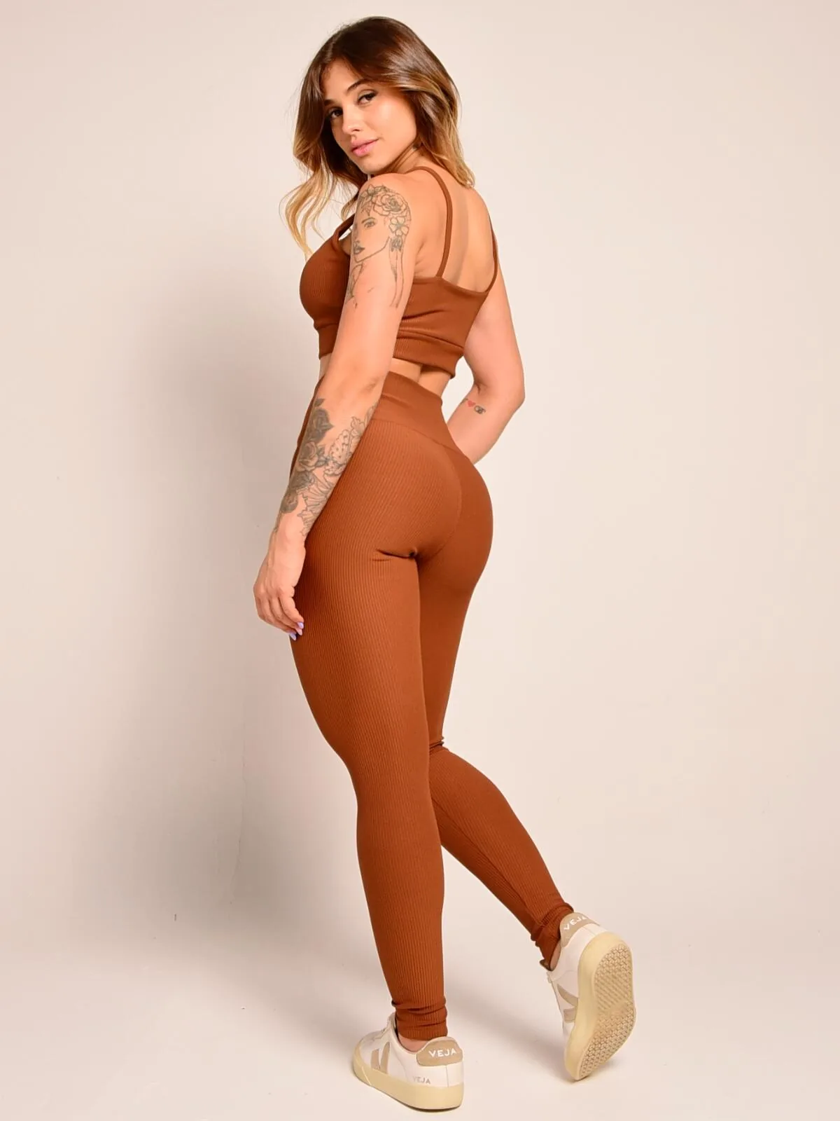 Essence Paris na cor Cobre — foto 2