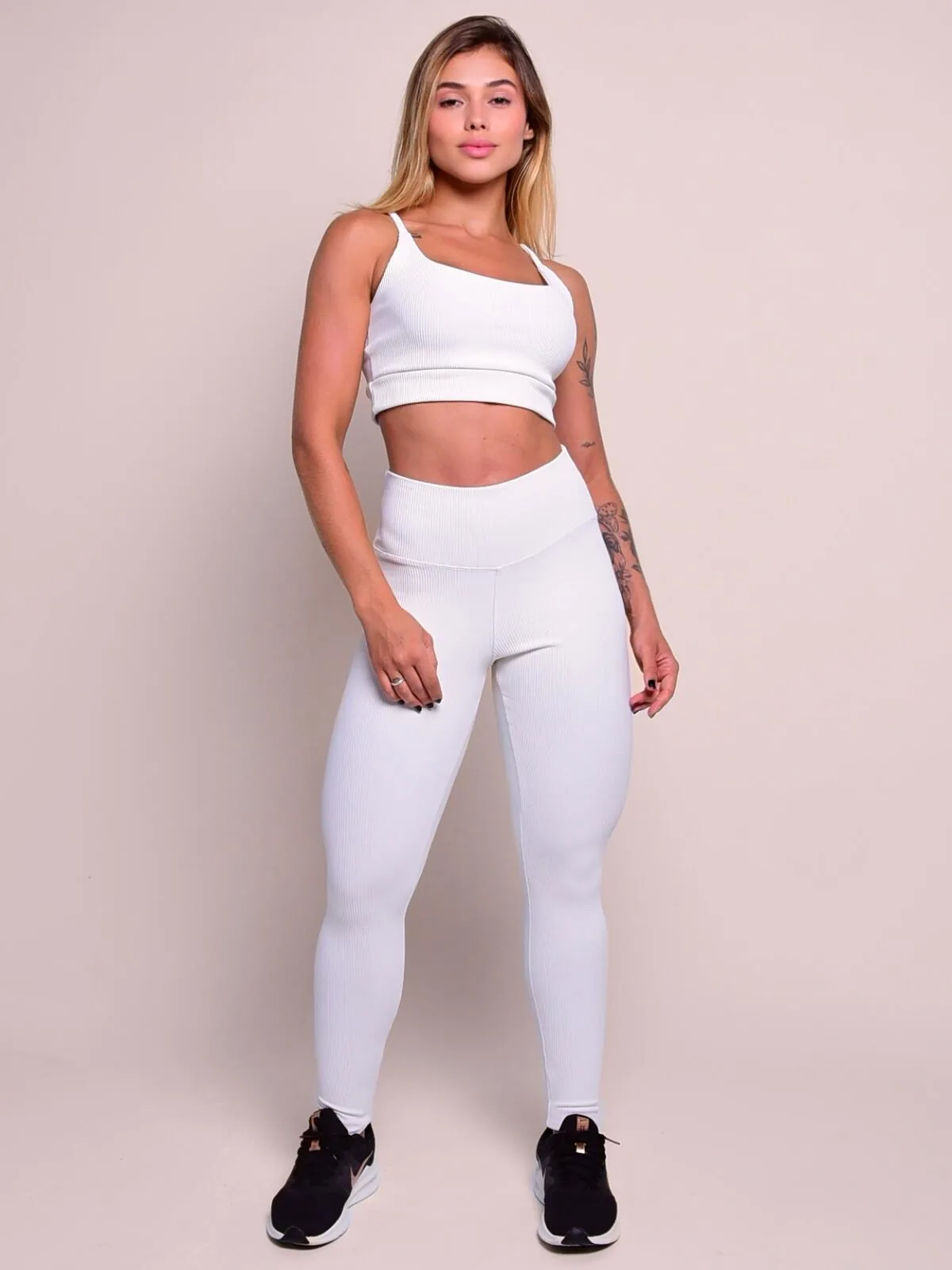 Essence Paris na cor Off White — foto 1