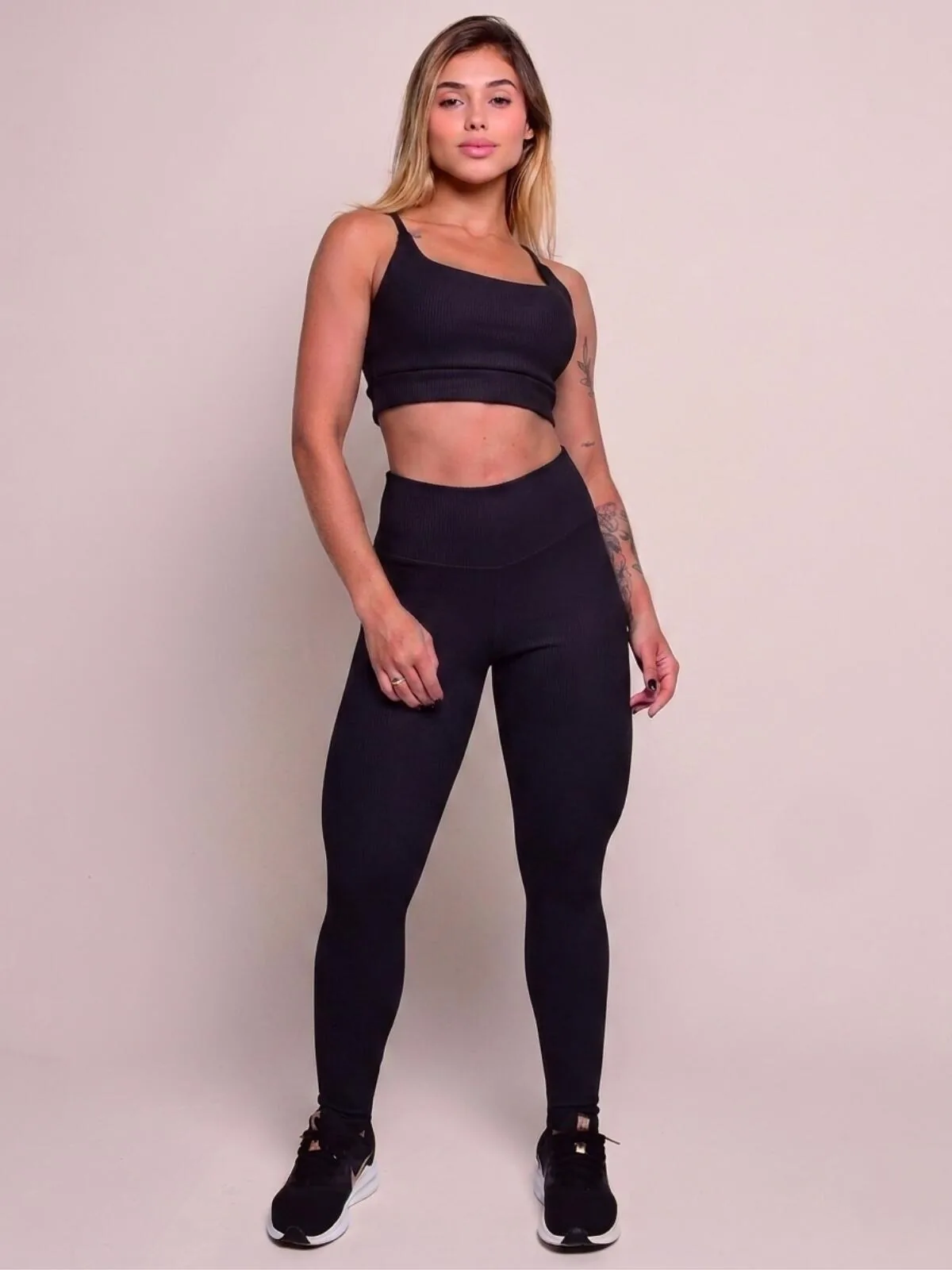 Essence Paris in Black — photo 1