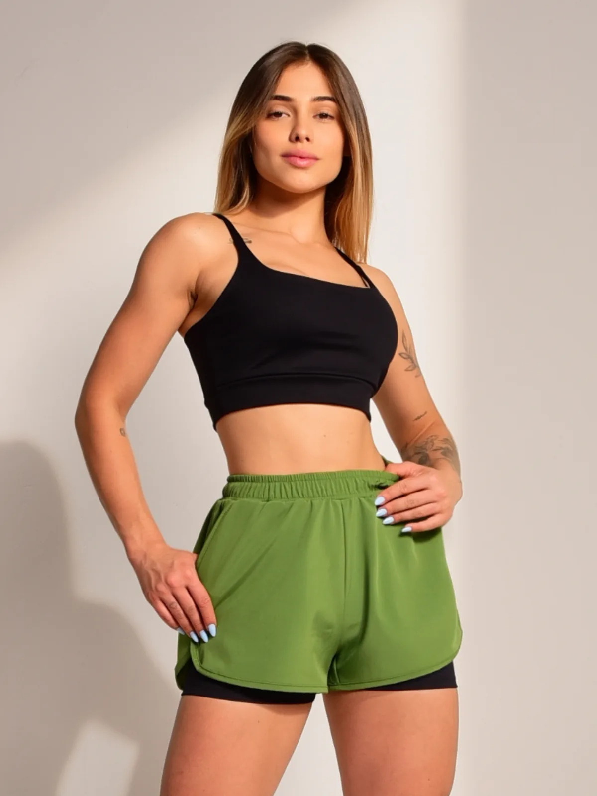Short Running na cor Preto c/ Verde Militar — foto 1